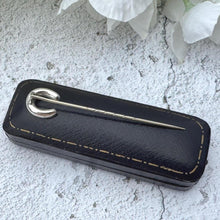 Charger l&#39;image dans la galerie, Antique Victorian Sterling Silver &amp; Scottish Agate Horseshoe Stick Pin, Cased. Horseshoe Stock/Cravat/Tie Pin. Equestrian/Wedding Jewelry
