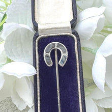 Charger l&#39;image dans la galerie, Antique Victorian Sterling Silver &amp; Scottish Agate Horseshoe Stick Pin, Cased. Horseshoe Stock/Cravat/Tie Pin. Equestrian/Wedding Jewelry
