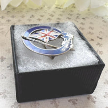 Carica l&#39;immagine nel visualizzatore di Gallery, Antique Sterling Silver Enamel Royal Garter &amp; Union Jack Sweetheart Brooch, Dated 1914. First World War Love Token Patriotic Jewellery
