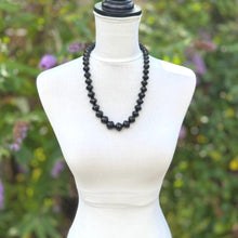 Carica l&#39;immagine nel visualizzatore di Gallery, Antique Victorian Whitby Jet Faceted Bicone Bead 24&quot;/61cm Necklace. Genuine Victorian Whitby Jet Bead Necklace. English Mourning Necklace
