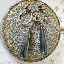 Carica l&#39;immagine nel visualizzatore di Gallery, Antique Art Deco Black Spinel Sterling Silver Torpedo Earrings. Black Gemstone Teardrop Earrings. Vintage 1930s Screw-Back Drop Earrings
