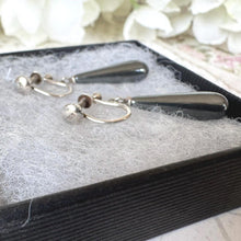 Carica l&#39;immagine nel visualizzatore di Gallery, Antique Art Deco Black Spinel Sterling Silver Torpedo Earrings. Black Gemstone Teardrop Earrings. Vintage 1930s Screw-Back Drop Earrings
