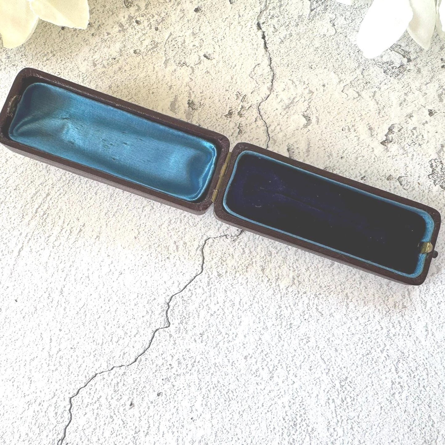 Quality Antique Maroon Leather & Blue Velvet Stick Pin Box. Long Coffin Shaped Jewellery Box For Display/Collection/Gift