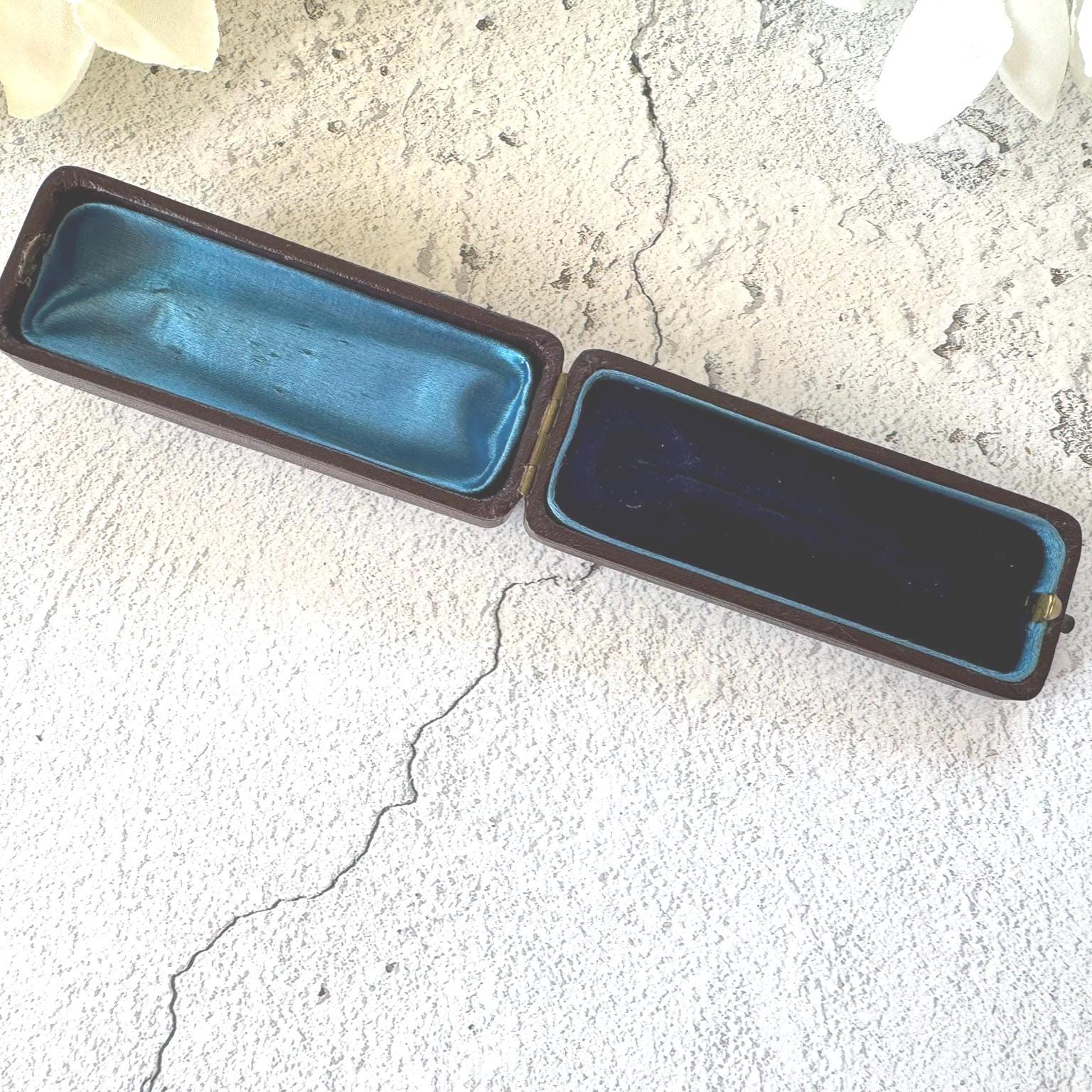 Quality Antique Maroon Leather & Blue Velvet Stick Pin Box. Long Coffin Shaped Jewellery Box For Display/Collection/Gift