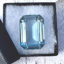 Charger l&#39;image dans la galerie, Emerald Cut Blue Topaz London Loose Gemstone 72.92cts (25.9x18.3mm). Large Rectangular Natural Blue Faceted Gemstone For Jewellery Making
