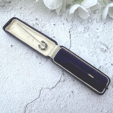Charger l&#39;image dans la galerie, Antique Victorian Sterling Silver &amp; Scottish Agate Horseshoe Stick Pin, Cased. Horseshoe Stock/Cravat/Tie Pin. Equestrian/Wedding Jewelry
