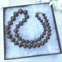 Carica l&#39;immagine nel visualizzatore di Gallery, Antique Victorian Whitby Jet Faceted Bicone Bead 24&quot;/61cm Necklace. Genuine Victorian Whitby Jet Bead Necklace. English Mourning Necklace

