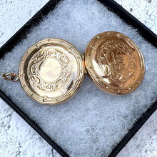 Lade das Bild in den Galerie-Viewer, Antique Edwardian 9ct Gold Engraved Acanthus Wreath Round Locket, Chester 1913
