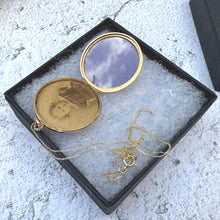 Lade das Bild in den Galerie-Viewer, Antique Edwardian 9ct Gold Engraved Acanthus Wreath Round Locket, Chester 1913
