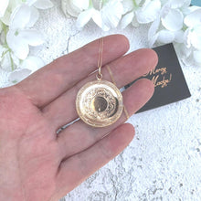 Lade das Bild in den Galerie-Viewer, Antique Edwardian 9ct Gold Engraved Acanthus Wreath Round Locket, Chester 1913
