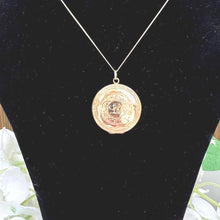 Lade das Bild in den Galerie-Viewer, Antique Edwardian 9ct Gold Engraved Acanthus Wreath Round Locket, Chester 1913
