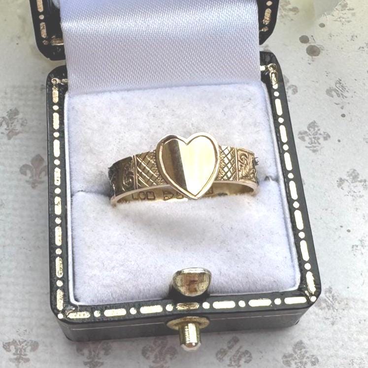Antique Victorian 9ct Gold Heart Band Mourning Ring With Hair Work, Chester 1900. Antique Mourning/ Sentimental Love Token Ring Size Q/8-1/4