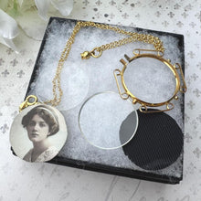 Cargar imagen en el visor de la galería, Antique Edwardian Rolled Gold Breloque Picture Pendant Locket With Photo. Yellow Gold Double Sided Glass Shaker/Keepsake Pendant &amp; Chain
