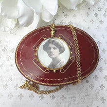 Cargar imagen en el visor de la galería, Antique Edwardian Rolled Gold Breloque Picture Pendant Locket With Photo. Yellow Gold Double Sided Glass Shaker/Keepsake Pendant &amp; Chain
