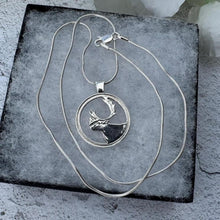 Carica l'immagine nel visualizzatore di Gallery, Vintage Sterling Silver Stag Pendant Necklace
