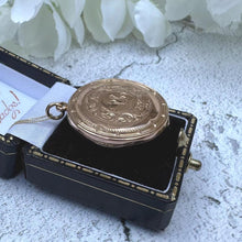 Lade das Bild in den Galerie-Viewer, Antique Edwardian 9ct Gold Engraved Acanthus Wreath Round Locket, Chester 1913
