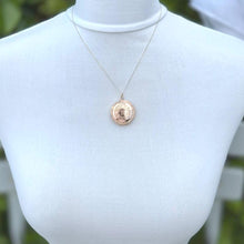 Lade das Bild in den Galerie-Viewer, Antique Edwardian 9ct Gold Engraved Acanthus Wreath Round Locket, Chester 1913
