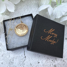 Lade das Bild in den Galerie-Viewer, Antique Edwardian 9ct Gold Engraved Acanthus Wreath Round Locket, Chester 1913
