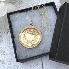 Lade das Bild in den Galerie-Viewer, Antique Edwardian 9ct Gold Engraved Acanthus Wreath Round Locket, Chester 1913

