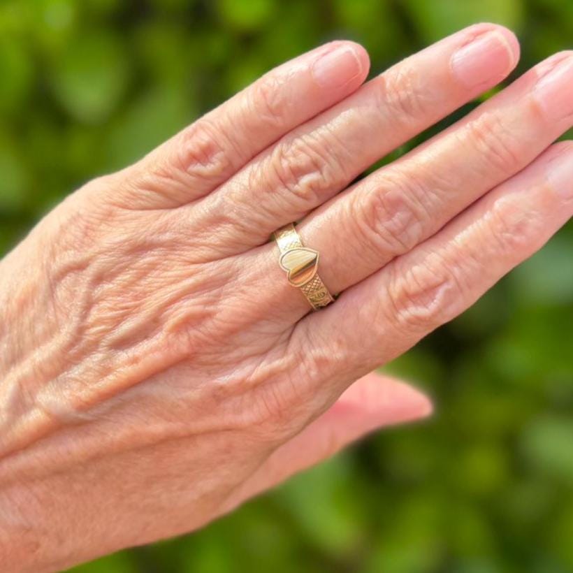 Antique Victorian 9ct Gold Heart Band Mourning Ring With Hair Work, Chester 1900. Antique Mourning/ Sentimental Love Token Ring Size Q/8-1/4
