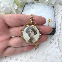 Cargar imagen en el visor de la galería, Antique Edwardian Rolled Gold Breloque Picture Pendant Locket With Photo. Yellow Gold Double Sided Glass Shaker/Keepsake Pendant &amp; Chain
