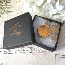 Cargar imagen en el visor de la galería, Antique Edwardian 9ct Gold Art Nouveau Locket Necklace, Chester 1912. Large Yellow Gold Quatrefoil Circle Locket Pendant On Original Chain
