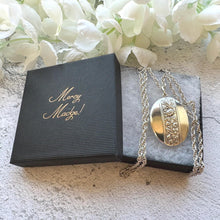 Cargar imagen en el visor de la galería, Vintage Edwardian Style Large Oval Locket &amp; Rope Chain: Art Nouveau Sterling Silver Keepsake-Photo Pendant Necklace
