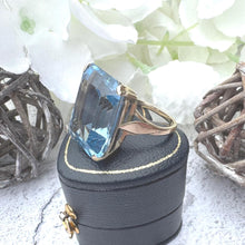 Charger l&#39;image dans la galerie, Vintage 1970s London Blue Topaz Ring, 9ct Gold Emerald Cut Solitaire (Size K/5.5)
