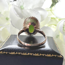 Carica l&#39;immagine nel visualizzatore di Gallery, Vintage 14ct Gold Jade Ring: Apple Green Jade Cabochon Neoclassical Ring, Size P/7.5
