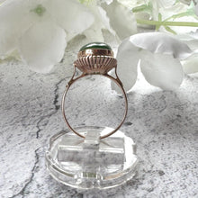 Carica l&#39;immagine nel visualizzatore di Gallery, Vintage 14ct Gold Jade Ring: Apple Green Jade Cabochon Neoclassical Ring, Size P/7.5
