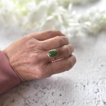 Carica l&#39;immagine nel visualizzatore di Gallery, Vintage 14ct Gold Jade Ring: Apple Green Jade Cabochon Neoclassical Ring, Size P/7.5
