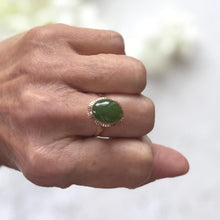 Carica l&#39;immagine nel visualizzatore di Gallery, Vintage 14ct Gold Jade Ring: Apple Green Jade Cabochon Neoclassical Ring, Size P/7.5
