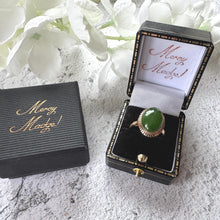 Carica l&#39;immagine nel visualizzatore di Gallery, Vintage 14ct Gold Jade Ring: Apple Green Jade Cabochon Neoclassical Ring, Size P/7.5
