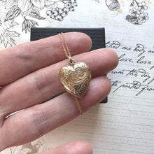 Cargar imagen en el visor de la galería, Antique Victorian 9ct Gold Floral Engraved Heart Shaped Locket Necklace
