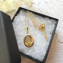 Cargar imagen en el visor de la galería, Vintage 9ct Gold Citrine Pendant Necklace: Golden Yellow Solitaire, 1980s
