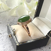 Carica l&#39;immagine nel visualizzatore di Gallery, Vintage 14ct Gold Jade Ring: Apple Green Jade Cabochon Neoclassical Ring, Size P/7.5
