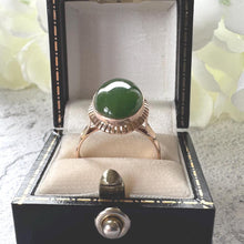 Carica l&#39;immagine nel visualizzatore di Gallery, Vintage 14ct Gold Jade Ring: Apple Green Jade Cabochon Neoclassical Ring, Size P/7.5
