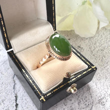 Carica l&#39;immagine nel visualizzatore di Gallery, Vintage 14ct Gold Jade Ring: Apple Green Jade Cabochon Neoclassical Ring, Size P/7.5
