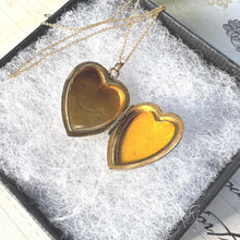 Cargar imagen en el visor de la galería, Antique Victorian 9ct Gold Floral Engraved Heart Shaped Locket Necklace
