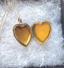 Cargar imagen en el visor de la galería, Antique Victorian 9ct Gold Floral Engraved Heart Shaped Locket Necklace
