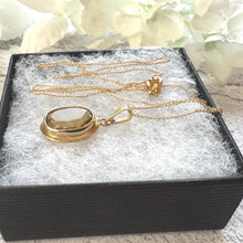 Cargar imagen en el visor de la galería, Vintage 9ct Gold Citrine Pendant Necklace: Golden Yellow Solitaire, 1980s
