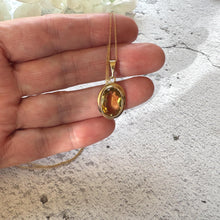 Cargar imagen en el visor de la galería, Vintage 9ct Gold Citrine Pendant Necklace: Golden Yellow Solitaire, 1980s
