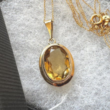 Cargar imagen en el visor de la galería, Vintage 9ct Gold Citrine Pendant Necklace: Golden Yellow Solitaire, 1980s
