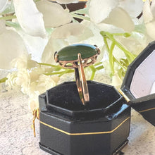 Lade das Bild in den Galerie-Viewer, Art Deco 9ct Gold Jade Ring: Antique Oval Cut Green Cabochon Ring, M.5/6.5
