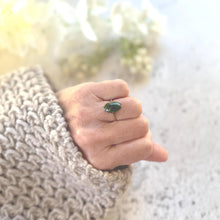 Lade das Bild in den Galerie-Viewer, Art Deco 9ct Gold Jade Ring: Antique Oval Cut Green Cabochon Ring, M.5/6.5
