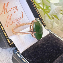 Lade das Bild in den Galerie-Viewer, Art Deco 9ct Gold Jade Ring: Antique Oval Cut Green Cabochon Ring, M.5/6.5
