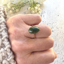 Lade das Bild in den Galerie-Viewer, Art Deco 9ct Gold Jade Ring: Antique Oval Cut Green Cabochon Ring, M.5/6.5
