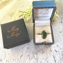 Lade das Bild in den Galerie-Viewer, Art Deco 9ct Gold Jade Ring: Antique Oval Cut Green Cabochon Ring, M.5/6.5
