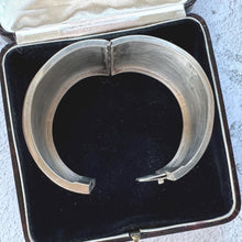 Charger l'image dans la galerie, Victorian Sterling Silver &amp; 9ct Rose Gold Bangle c1860
