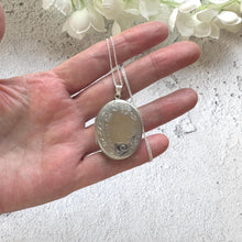 Carica l'immagine nel visualizzatore di Gallery, Vintage English Sterling Silver Engraved Forget-me-Not Locket &amp; Chain. Medium/Large Oval Photo Pendant Necklace
